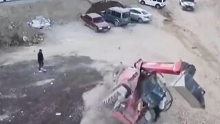 Tip #1 for you Guys. You Can't Stop an Excavator with your bare Hands. Driver and Helper Die