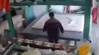 Brutal: Press stops working at the worst possible time and crushes a Worker