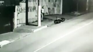 Black Girl has a Gun. Thugs think they have an Easy Target