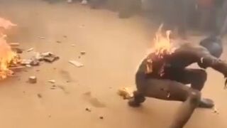 Thief burned in front of public in Nigeria