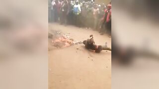 Thief burned in front of public in Nigeria