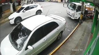 Get out of the WAY! Bull Runs through Streets causes Panic