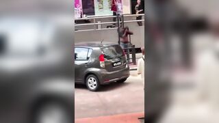 Asian Man With Chopping Knife Went Amok In Public Attacking an Indian Man