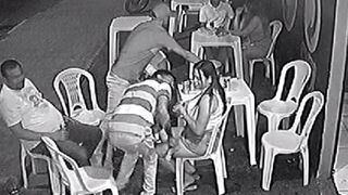 Man pulls up his Chair to Flirt with Girl and gets HUGE Knife tothe Back