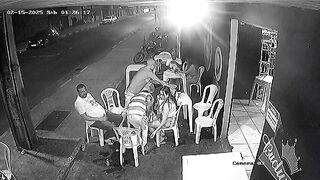 Man pulls up his Chair to Flirt with Girl and gets HUGE Knife tothe Back