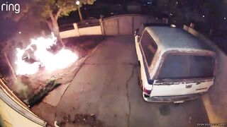 He enters the patio of a house to set fire to a car and catches fire himself
