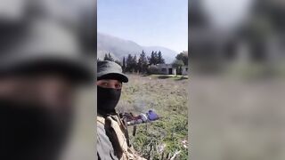 Syrian takes Selfie with Soldier while Executing Him