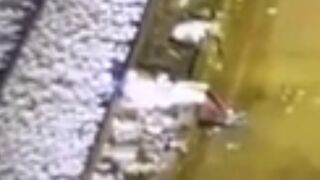 I don’t know how he is alive. Train runs over a man in Ate: disturbing video of the exact moment of impact
