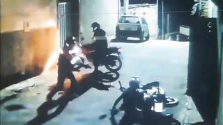 Motorcyclist is shot dead upon arriving at his mother's house