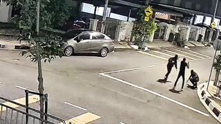 Restaurant Worker Attacked By a Group of Gangsters With Machete For His Rude Attitude