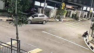 Restaurant Worker Attacked By a Group of Gangsters With Machete For His Rude Attitude