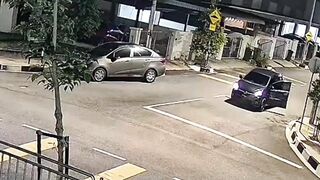 Restaurant Worker Attacked By a Group of Gangsters With Machete For His Rude Attitude