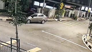 Restaurant Worker Attacked By a Group of Gangsters With Machete For His Rude Attitude