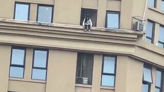 Poor Girl with "Personal Problems" Falls and has a Brutal Hit against the Building