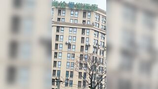Poor Girl with "Personal Problems" Falls and has a Brutal Hit against the Building