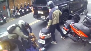 Ever seen a Biker Attacked by Pitbull from outside a Car Window