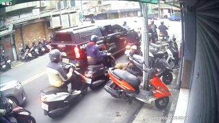 Ever seen a Biker Attacked by Pitbull from outside a Car Window