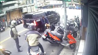 Ever seen a Biker Attacked by Pitbull from outside a Car Window