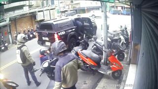 Ever seen a Biker Attacked by Pitbull from outside a Car Window