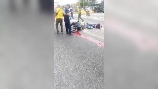 Tragic! Two Motorcyclists Lose their Balance at the Wrong Time