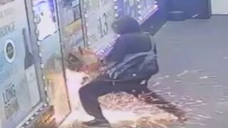 Burglars use Chainsaw to Break into Store in Tampa, Florida