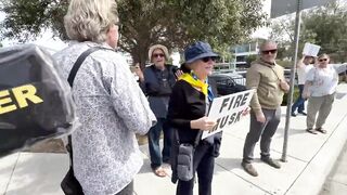 This Legend Brought a "Retard Finder" to the Elon Protest