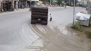 Man carefully Throws Himself under Truck to End his Life