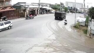 Man carefully Throws Himself under Truck to End his Life
