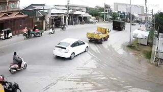 Man carefully Throws Himself under Truck to End his Life