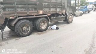 Man carefully Throws Himself under Truck to End his Life