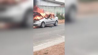 Driver dies charred after car catches fire