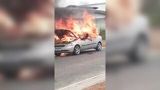 Driver dies charred after car catches fire