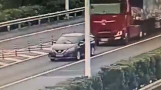 2 People Stop in the Middle of the Highway and Burn Alive. (Watch Aftermath)