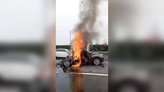 2 People Stop in the Middle of the Highway and Burn Alive. (Watch Aftermath)