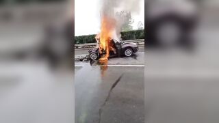 2 People Stop in the Middle of the Highway and Burn Alive. (Watch Aftermath)