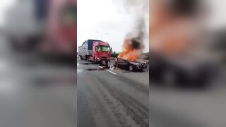 2 People Stop in the Middle of the Highway and Burn Alive. (Watch Aftermath)