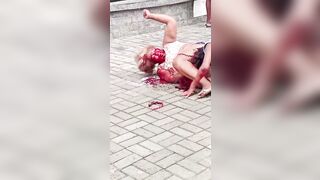 Fight between women ends in attack with fork in busy square in Rio