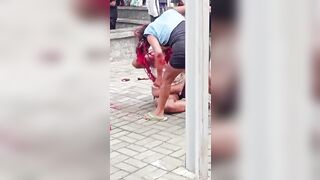 Fight between women ends in attack with fork in busy square in Rio