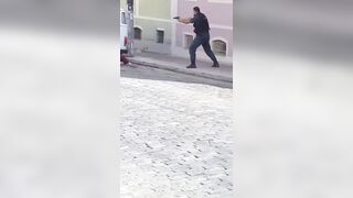 Police in Brazil Shoot Dead Kidnapper very Quickly (Bad Cameraman)