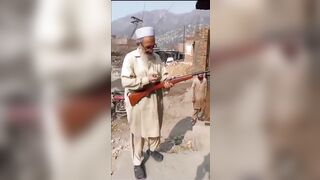 Pakistani old man preparing his weapon for the war