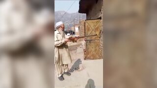 Pakistani old man preparing his weapon for the war