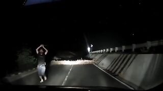 Quick Thinking Driver avoids an Ambush in the Dark (Mexico)