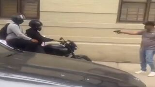 Guy Holds Two Thieves Until Two Fat NYPD Cops can Wobble Their Way to the Scene