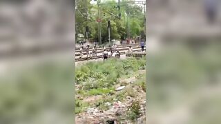 Accused Murderer turns the Gun on Himself after his is Surrounded