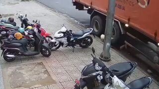 "Driverless" Truck Kills Man at Red-light. Driver is being Charged (Makes sense)