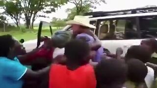 White Farmer is Greeted in Zimbabwe After Returning from Forced Expropriation.. Turns out Starvation isn't Popular.