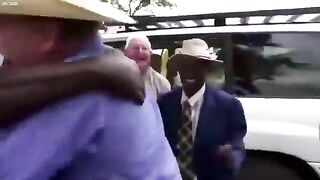 White Farmer is Greeted in Zimbabwe After Returning from Forced Expropriation.. Turns out Starvation isn't Popular.