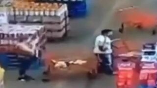Man takes care of "careless" woman with the Shopping Cart