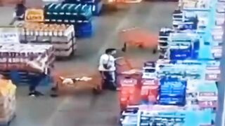 Man takes care of "careless" woman with the Shopping Cart