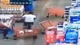Man takes care of "careless" woman with the Shopping Cart